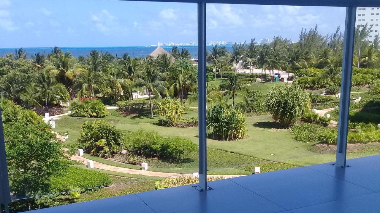 Swim The Caribbean & Work With A View Cancún Exterior foto