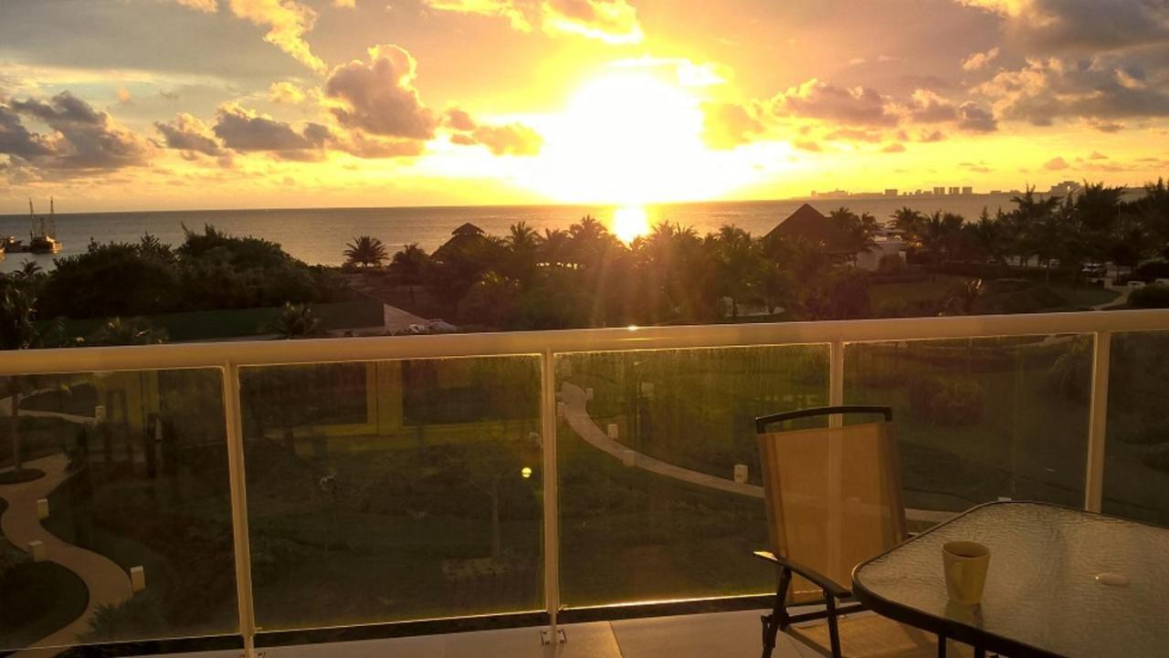 Swim The Caribbean & Work With A View Cancún Exterior foto